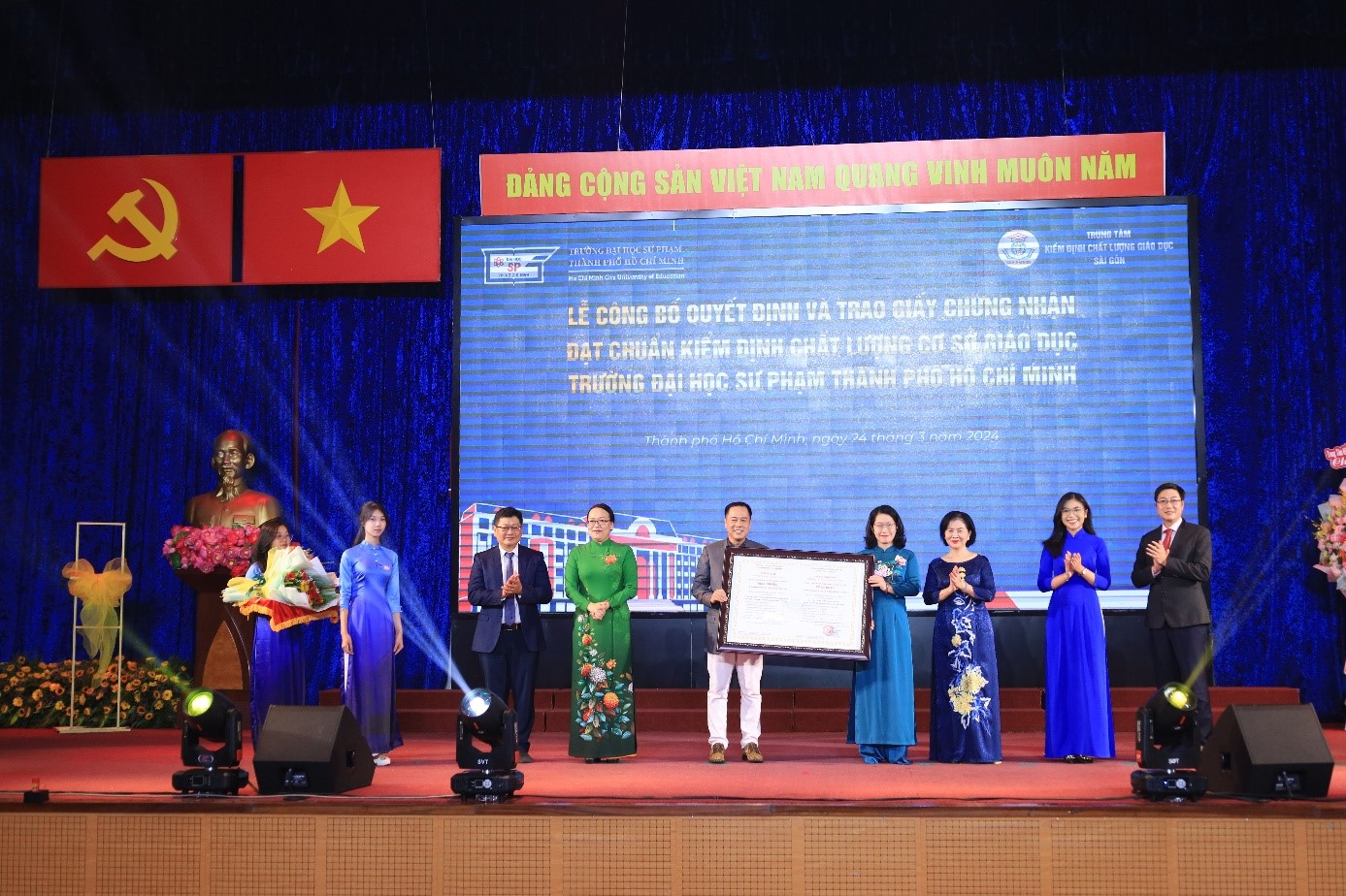 Trao Giấy chứng nhận đạt chuẩn kiểm định chất lượng cơ sở giáo dục cho Trường Đại học Sư phạm Thành phố Hồ Chí Minh